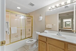 Combined shower/tub, towels - Surf Dweller 103 by Alicia Hollis Rental FREE ADVENTURES $300/Day (Fort Walton Beach)