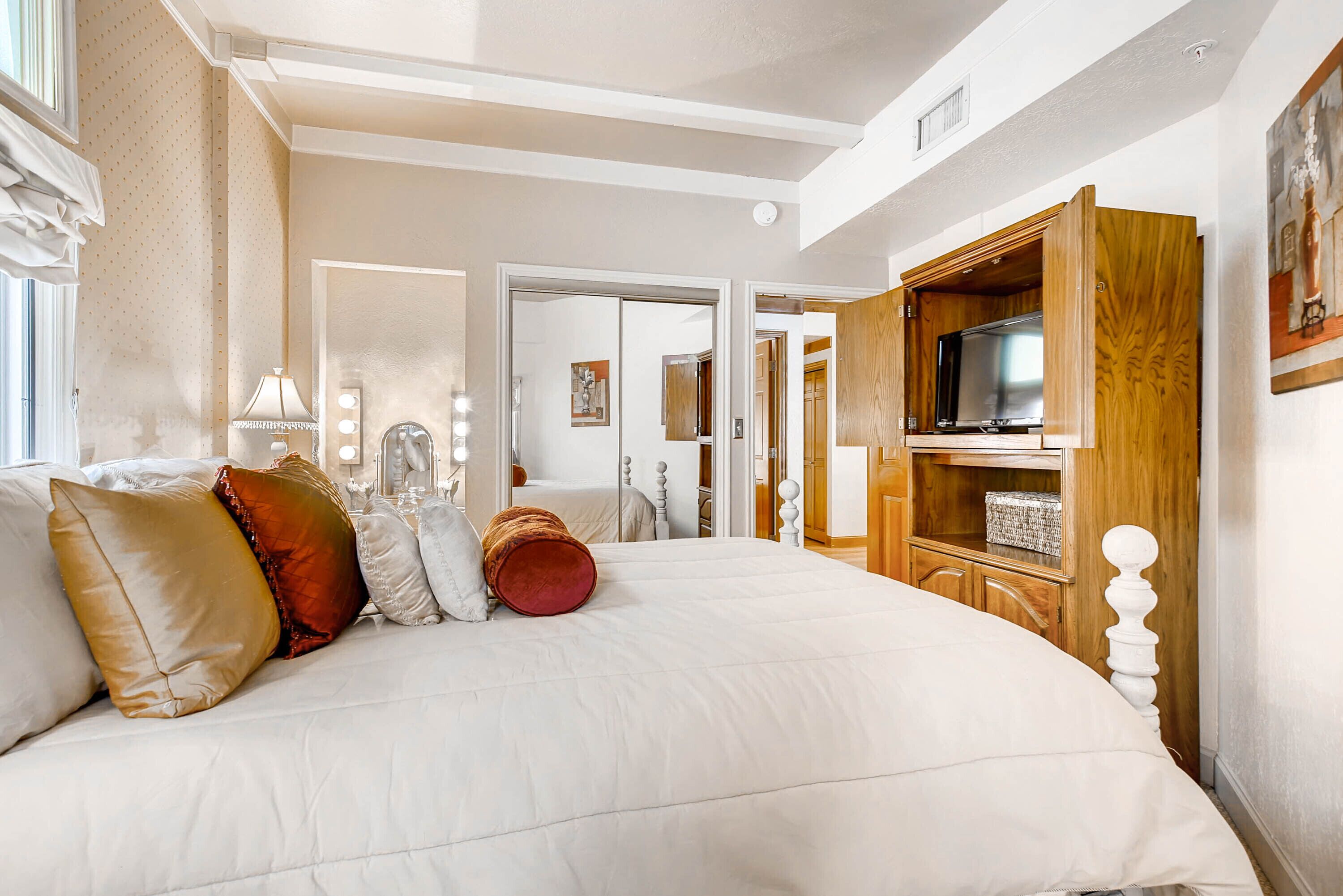 3 bedrooms, iron/ironing board, internet, bed sheets