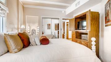 3 bedrooms, iron/ironing board, internet, bed sheets