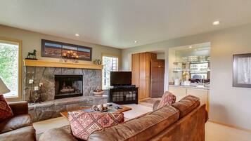 Télévision, cheminée, lecteur de DVD, table de tennis de table