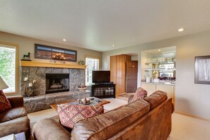 Télévision, cheminée, lecteur de DVD, table de tennis de table