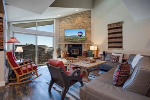 Televisión y chimenea 