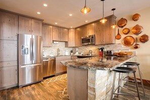 Refrigerador, horno, parrilla de estufa y cafetera y tetera 