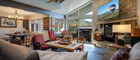 Een televisie en een open haard