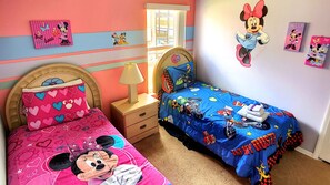 5 bedrooms, desk, iron/ironing board, free WiFi - Modern Pool Home, 3 Master Suites, Lake View & Games Rm Disney 3 Miles (Kissimmee)