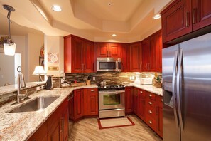 Kühlschrank, Ofen, Herdplatte, Wasserkocher mit Kaffee-/Teezubehör