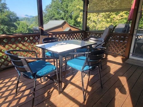 Valley View Cottage - Quiet Cabin w/Firepit near Deep Creek and downtown + free railroad tix