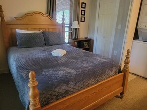 2 makuuhuonetta, silitysrauta/-lauta, vuodevaatteet