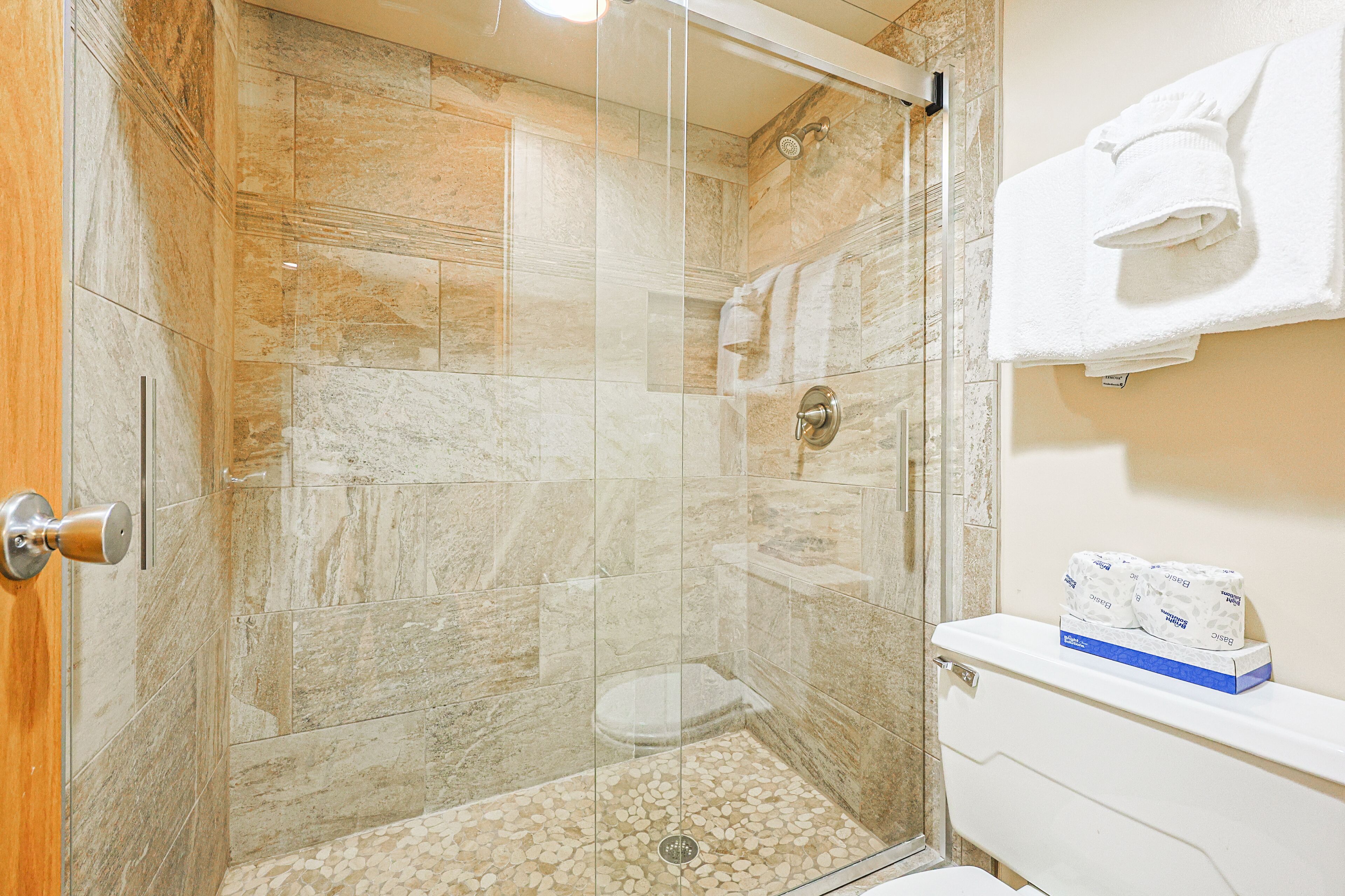 Combined shower/bathtub, hair dryer, towels