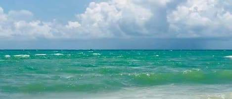 Sulla spiaggia, ombrelloni