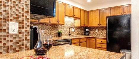 Kjøleskap, mikrobølgeovn, kokeplater og oppvaskmaskin