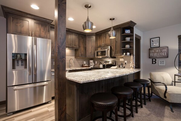 Fridge, oven, stovetop, coffee/tea maker