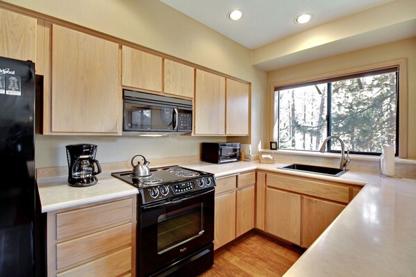 Frigorifero, microonde, forno, piano cottura