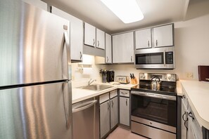 Kjøleskap, ovn, kokeplater og kaffetrakter/tekoker