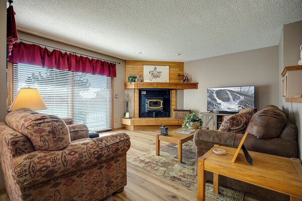 TV, fireplace