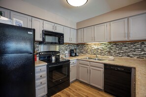 Kjøleskap, ovn, kokeplater og kaffetrakter/tekoker