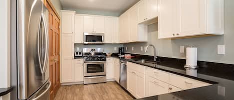 Fridge, oven, stovetop, coffee/tea maker