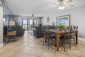 Dining - 102 Surf Dweller by Alicia Hollis Rentals FREE TICKETS! $300/Day (Fort Walton Beach)