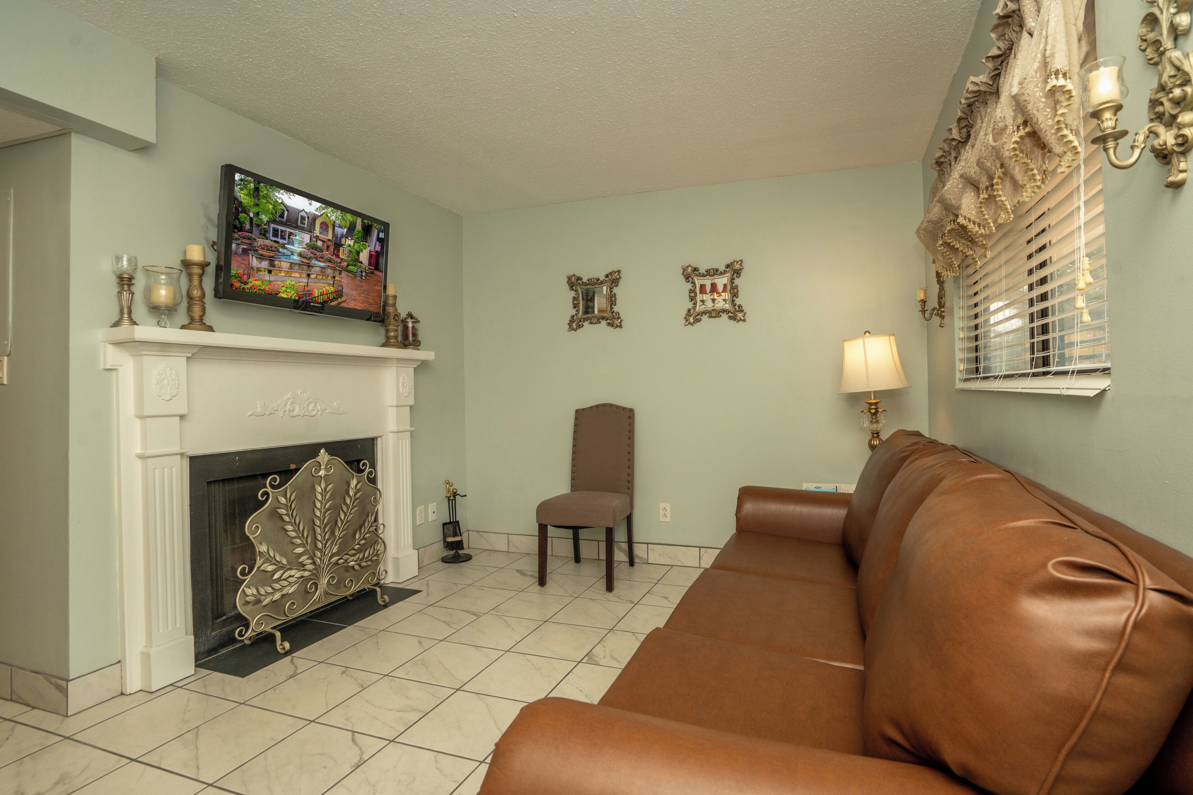 TV, fireplace