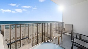 Un balcone con vista sulla spiaggia e sull'oceano.