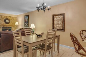 Dining - two bedroom condo sleeps 4 persons (Gatlinburg)