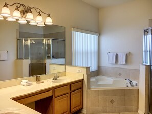 Combined shower/bathtub, hair dryer, towels