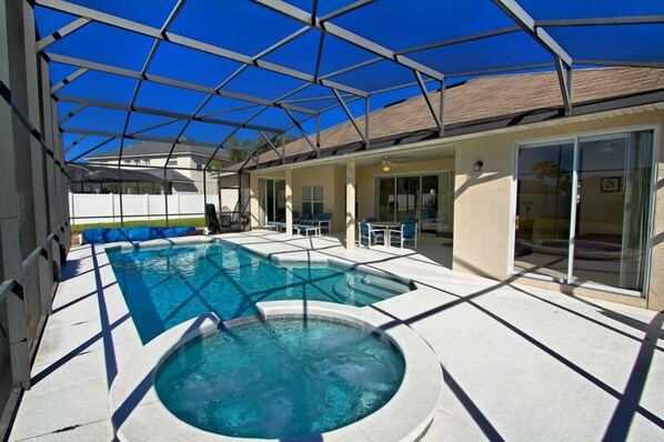 Uppvärmd pool och solstolar