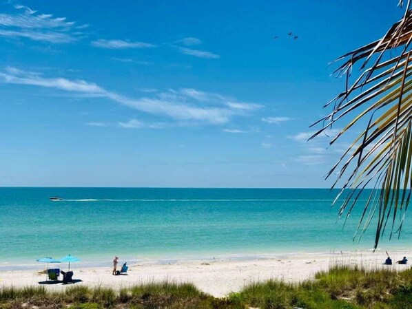 Plage, parasols, serviettes de plage