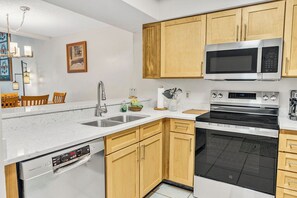 Fridge, microwave, oven, stovetop - three bedroom condo with loft, sleeps 8 (Gatlinburg)