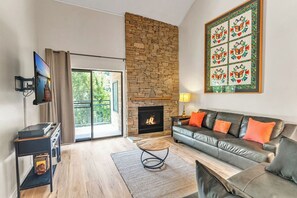 TV, fireplace, DVD player - three bedroom condo with loft, sleeps 8 (Gatlinburg)