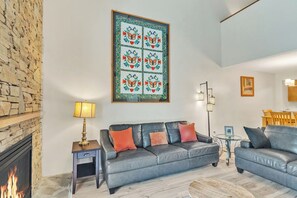 TV, fireplace, DVD player - three bedroom condo with loft, sleeps 8 (Gatlinburg)