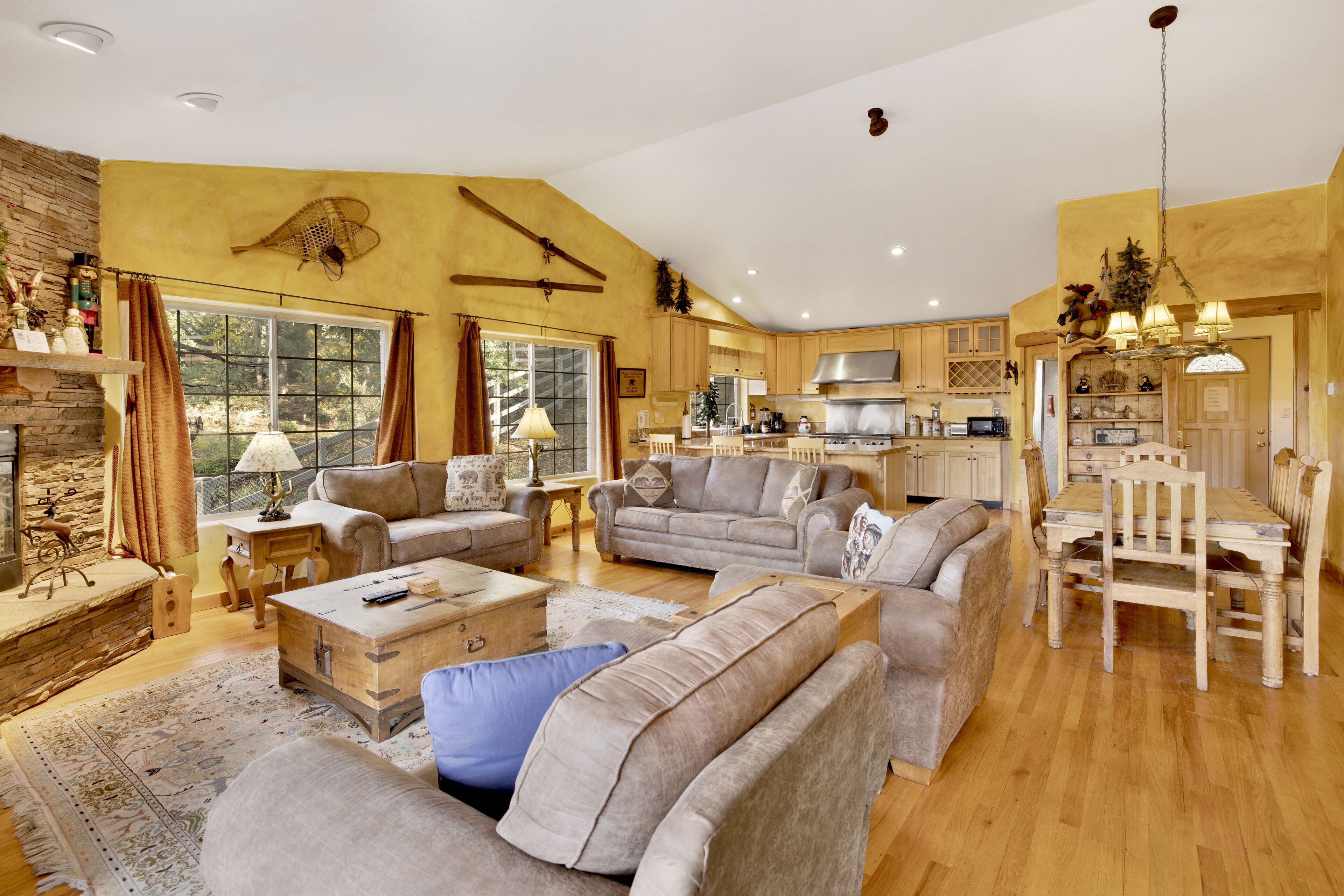 Bear Creek Lodge in Big Bear~Hot Tub~Pool Table~