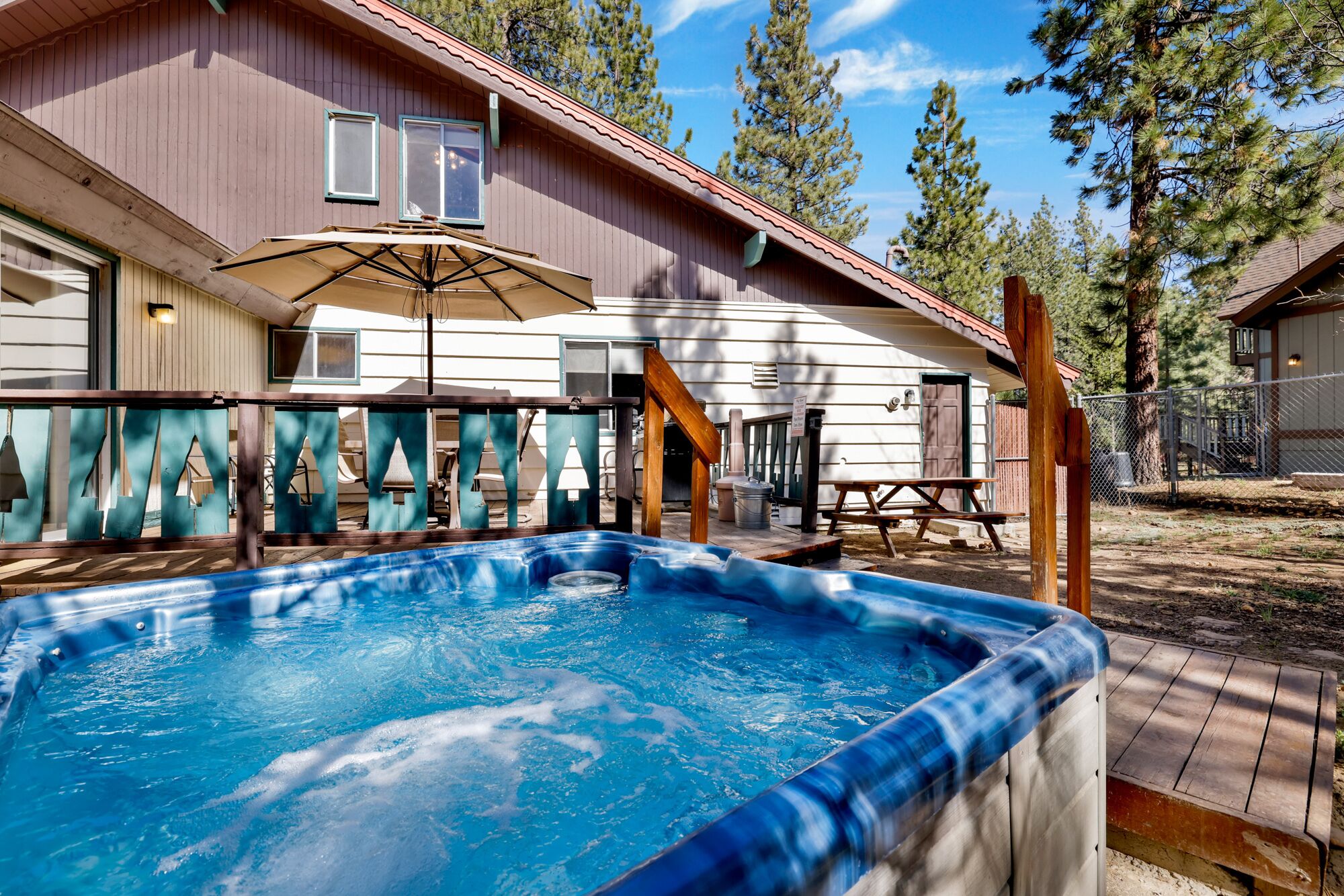 Private outdoor hot tub, a BBQ, surrounded by tall pines, perfect for relaxing under the trees after a day of adventure—enjoy peaceful forest views, fresh air, and a truly rejuvenating stay.