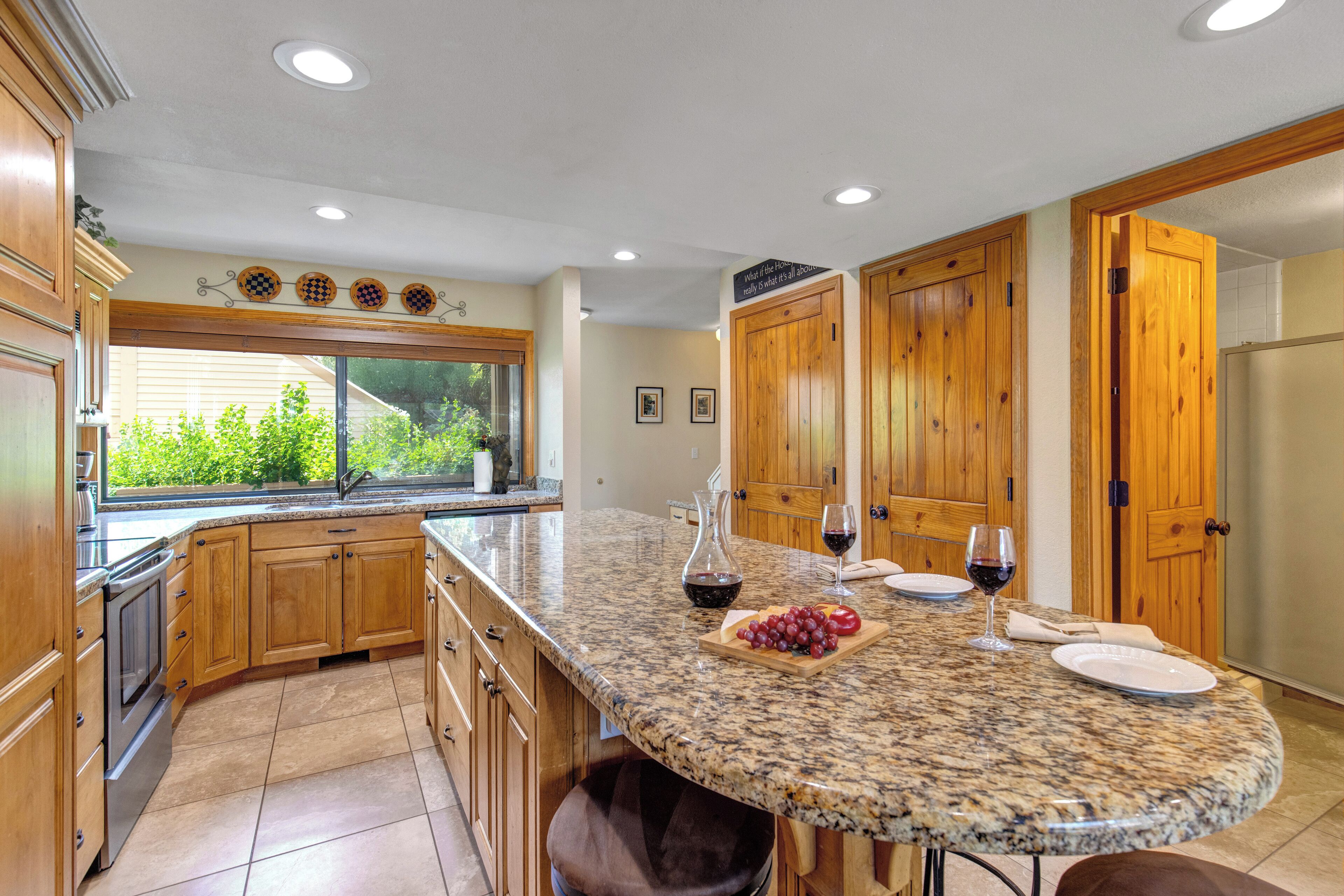 Refrigerador, microondas, placa de cocina, lavavajillas