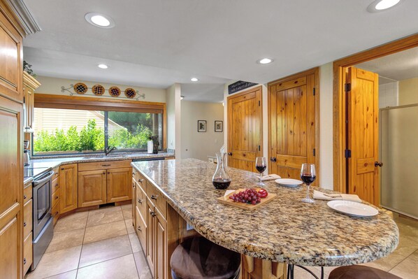 Fridge, microwave, stovetop, dishwasher