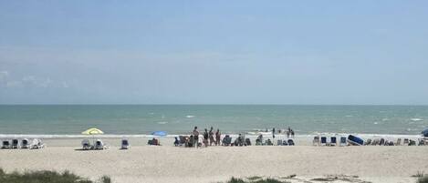 Aan het strand, parasols, strandlakens