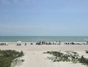 Plage, parasols, serviettes de plage
