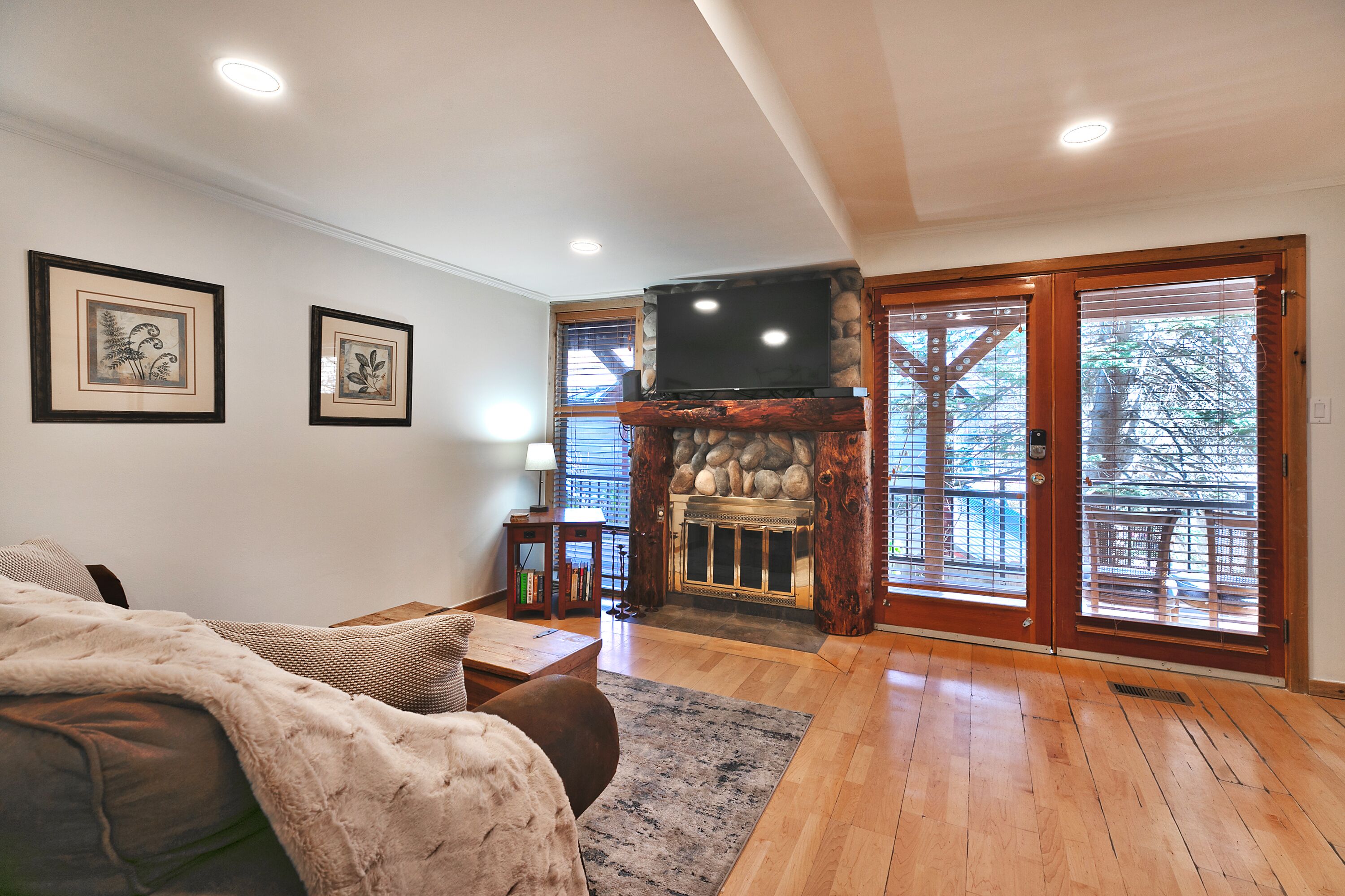 Smart TV, fireplace