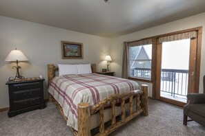 1 makuuhuone, memory foam -patjalliset sängyt, silitysrauta/-lauta