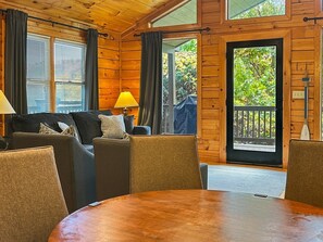 Smart TV, fireplace, DVD player, stereo - Dreamcatcher - Free Tour Tix - secluded - Fire Pit and Outdoor Bed Swing (Bryson City)