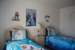 4 bedrooms, iron/ironing board, WiFi, bed sheets - Beautiful Lake View Golf Home 2723 (Kissimmee)