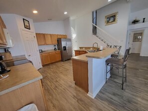 Geladeira, micro-ondas, fogão, cooktop