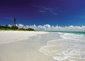 På stranden, parasoller