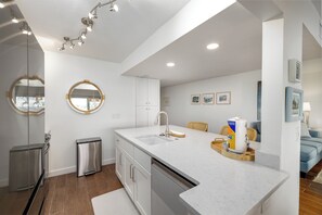 Kylskåp, mikrovågsugn, ugn och spishäll