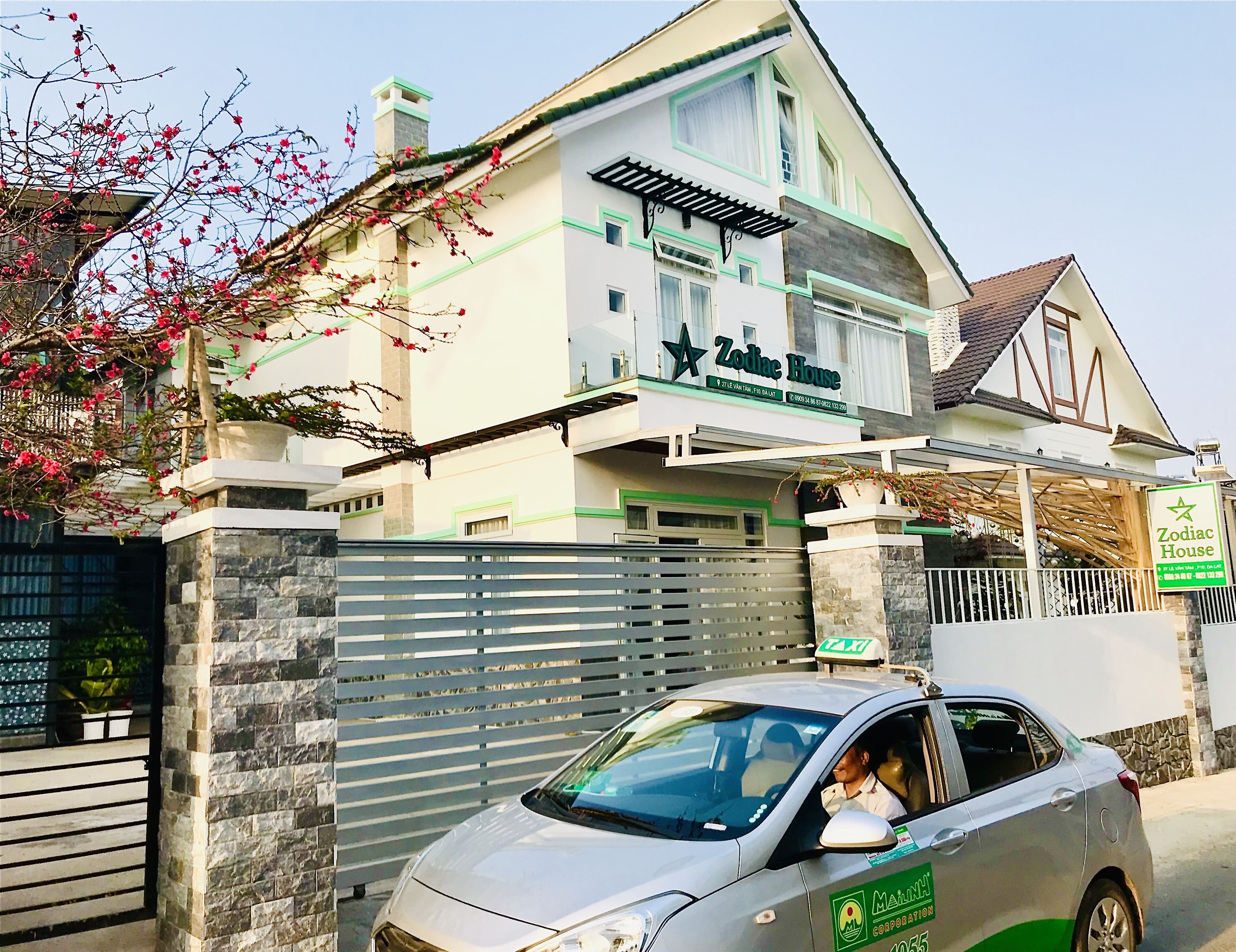 Vista frontal de la propiedad