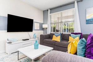 Televisión, consola de videojuegos y futbolito 