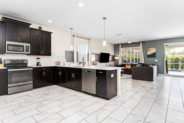 Refrigerador, microondas, horno y parrilla de estufa 