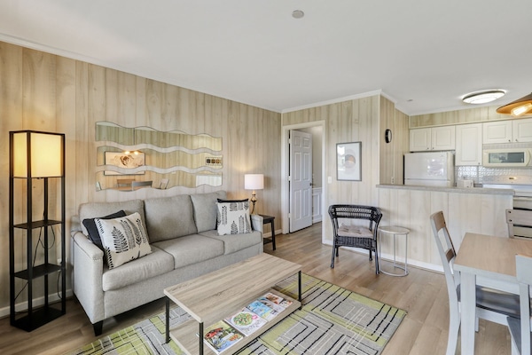 Living area - New flooring and furniture in this oceanfront villa!