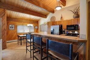 Fridge, oven, stovetop, coffee/tea maker