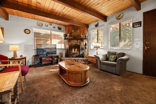 Country Cottage - Near Hiking Trails, Fireplace, Deck, Barbecue